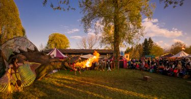 Lebendiges Mittelalter auf den Wiesen am Chiemsee im Seepark Bernau – Felden