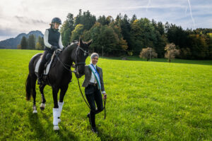 Bei den Europameisterschaften (Fite EM) in Working Equitation, der aufstrebenden Turnierform einer südeuropäischen Arbeitsreitweise, hat die 18-jährige Leonie Saugspier vom Samerberg mit ihrer 10-jährigen Stute (deutsches Sportpferd), in der Konkurrenz der Juniorenklasse M, die Goldmedaille und den Europameister-Titel gewonnen.