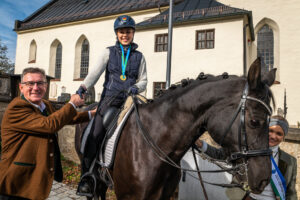 Bei den Europameisterschaften (Fite EM) in Working Equitation, der aufstrebenden Turnierform einer südeuropäischen Arbeitsreitweise, hat die 18-jährige Leonie Saugspier vom Samerberg mit ihrer 10-jährigen Stute (deutsches Sportpferd), in der Konkurrenz der Juniorenklasse M, die Goldmedaille und den Europameister-Titel gewonnen.