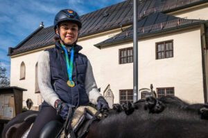 Bei den Europameisterschaften (Fite EM) in Working Equitation, der aufstrebenden Turnierform einer südeuropäischen Arbeitsreitweise, hat die 18-jährige Leonie Saugspier vom Samerberg mit ihrer 10-jährigen Stute (deutsches Sportpferd), in der Konkurrenz der Juniorenklasse M, die Goldmedaille und den Europameister-Titel gewonnen.