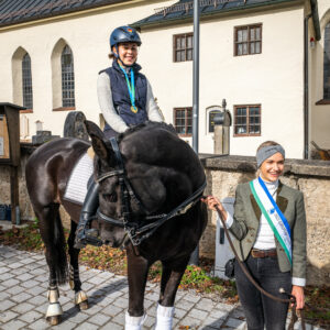 Bei den Europameisterschaften (Fite EM) in Working Equitation, der aufstrebenden Turnierform einer südeuropäischen Arbeitsreitweise, hat die 18-jährige Leonie Saugspier vom Samerberg mit ihrer 10-jährigen Stute (deutsches Sportpferd), in der Konkurrenz der Juniorenklasse M, die Goldmedaille und den Europameister-Titel gewonnen.