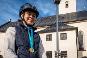 Bei den Europameisterschaften (Fite EM) in Working Equitation, der aufstrebenden Turnierform einer südeuropäischen Arbeitsreitweise, hat die 18-jährige Leonie Saugspier vom Samerberg mit ihrer 10-jährigen Stute (deutsches Sportpferd), in der Konkurrenz der Juniorenklasse M, die Goldmedaille und den Europameister-Titel gewonnen.