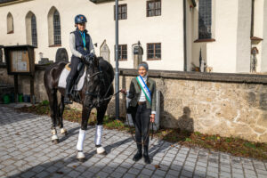 Bei den Europameisterschaften (Fite EM) in Working Equitation, der aufstrebenden Turnierform einer südeuropäischen Arbeitsreitweise, hat die 18-jährige Leonie Saugspier vom Samerberg mit ihrer 10-jährigen Stute (deutsches Sportpferd), in der Konkurrenz der Juniorenklasse M, die Goldmedaille und den Europameister-Titel gewonnen.