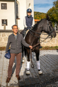 Bei den Europameisterschaften (Fite EM) in Working Equitation, der aufstrebenden Turnierform einer südeuropäischen Arbeitsreitweise, hat die 18-jährige Leonie Saugspier vom Samerberg mit ihrer 10-jährigen Stute (deutsches Sportpferd), in der Konkurrenz der Juniorenklasse M, die Goldmedaille und den Europameister-Titel gewonnen.