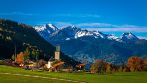 Blick über das herbstliche Roßholzen zum schneebedeckten Wendelstein