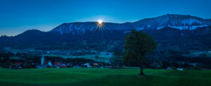 Sonnenaufgang über den schneebedeckten Berggipfeln