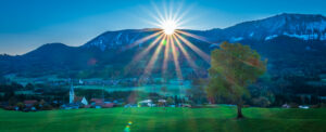 Sonnenaufgang über den schneebedeckten Berggipfeln