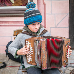 Hannes Astner aus Neubeuern mit seiner Ziach beim Warenmarkt in Neubeuern