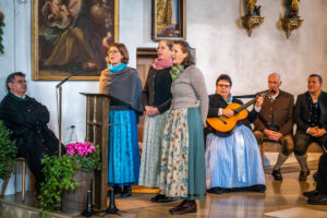 Festliches Adventsingen auf dem Samerberg verzaubert Groß und Klein