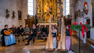 Festliches Adventsingen auf dem Samerberg verzaubert Groß und Klein