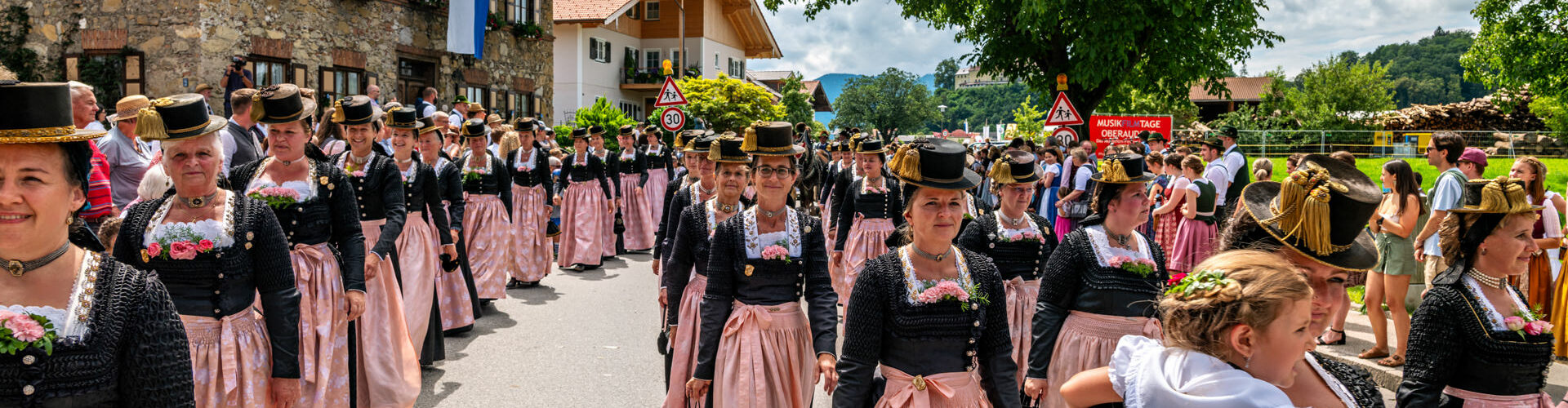 Festzug des 104. Gaufests des Bayerischen Inngautrachtenverbandes in Altenbeuern