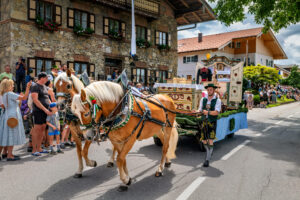 Festzug des 104. Gaufests des Bayerischen Inngautrachtenverbandes in Altenbeuern