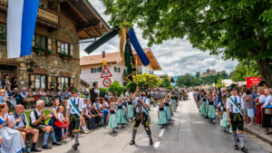 Festzug des 104. Gaufests des Bayerischen Inngautrachtenverbandes in Altenbeuern