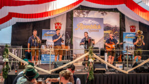 Eindrücke vom Bier- und Weinfest mit dem Alpenblick Quintett im Festzelt unterhalb von Schloss Neubeuern.