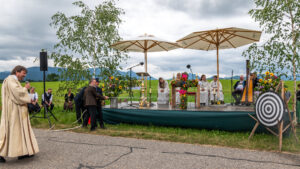 Großer Festsonntag in Siegharting: Feuerwehr und Schützen feiern ihre Jubiläen mit Gottesdienst, Festzug und viel gelebter Gemeinschaft