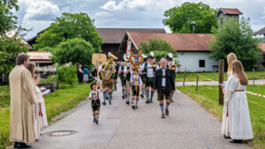 Großer Festsonntag in Siegharting: Feuerwehr und Schützen feiern ihre Jubiläen mit Gottesdienst, Festzug und viel gelebter Gemeinschaft