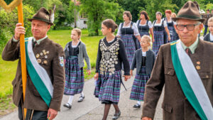 Großer Festsonntag in Siegharting: Feuerwehr und Schützen feiern ihre Jubiläen mit Gottesdienst, Festzug und viel gelebter Gemeinschaft