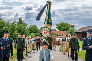 Großer Festsonntag in Siegharting: Feuerwehr und Schützen feiern ihre Jubiläen mit Gottesdienst, Festzug und viel gelebter Gemeinschaft