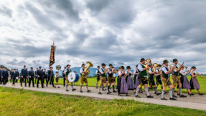 Großer Festsonntag in Siegharting: Feuerwehr und Schützen feiern ihre Jubiläen mit Gottesdienst, Festzug und viel gelebter Gemeinschaft