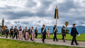 Großer Festsonntag in Siegharting: Feuerwehr und Schützen feiern ihre Jubiläen mit Gottesdienst, Festzug und viel gelebter Gemeinschaft