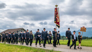 Großer Festsonntag in Siegharting: Feuerwehr und Schützen feiern ihre Jubiläen mit Gottesdienst, Festzug und viel gelebter Gemeinschaft