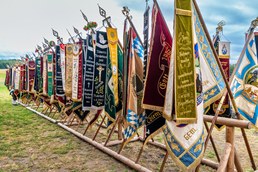 Ein starkes Zeichen der Verbundenheit: Die vielen Fahnenabordnungen erinnerten beim Festsonntag in Siegharting an die lange Geschichte der Vereine und an die Gemeinschaft, die sie bis heute tragen.