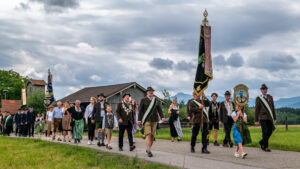Großer Festsonntag in Siegharting: Feuerwehr und Schützen feiern ihre Jubiläen mit Gottesdienst, Festzug und viel gelebter Gemeinschaft