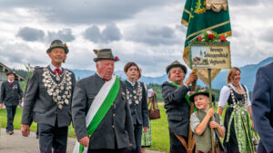 Großer Festsonntag in Siegharting: Feuerwehr und Schützen feiern ihre Jubiläen mit Gottesdienst, Festzug und viel gelebter Gemeinschaft