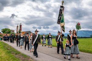 Großer Festsonntag in Siegharting: Feuerwehr und Schützen feiern ihre Jubiläen mit Gottesdienst, Festzug und viel gelebter Gemeinschaft