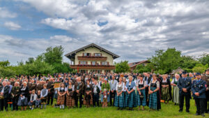 Großer Festsonntag in Siegharting: Feuerwehr und Schützen feiern ihre Jubiläen mit Gottesdienst, Festzug und viel gelebter Gemeinschaft