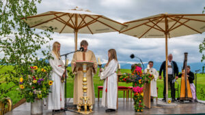 Großer Festsonntag in Siegharting: Feuerwehr und Schützen feiern ihre Jubiläen mit Gottesdienst, Festzug und viel gelebter Gemeinschaft