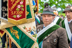 Großer Festsonntag in Siegharting: Feuerwehr und Schützen feiern ihre Jubiläen mit Gottesdienst, Festzug und viel gelebter Gemeinschaft