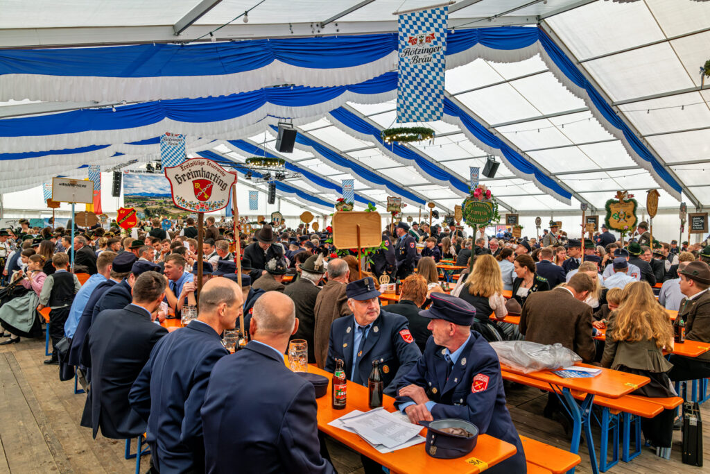Blick ins gut gefüllte Festzelt vor dem Kirchenzug: Schon am Vormittag herrschte bei den Jubiläumsfeierlichkeiten in Neukirchen/Persdorf beste Feststimmung.