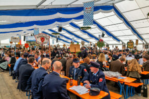 Großer Festsonntag in Siegharting: Feuerwehr und Schützen feiern ihre Jubiläen mit Gottesdienst, Festzug und viel gelebter Gemeinschaft