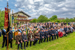 Großer Festsonntag in Siegharting: Feuerwehr und Schützen feiern ihre Jubiläen mit Gottesdienst, Festzug und viel gelebter Gemeinschaft