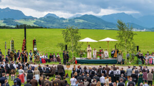 Großer Festsonntag in Siegharting: Feuerwehr und Schützen feiern ihre Jubiläen mit Gottesdienst, Festzug und viel gelebter Gemeinschaft