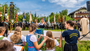 Großer Festsonntag in Siegharting: Feuerwehr und Schützen feiern ihre Jubiläen mit Gottesdienst, Festzug und viel gelebter Gemeinschaft