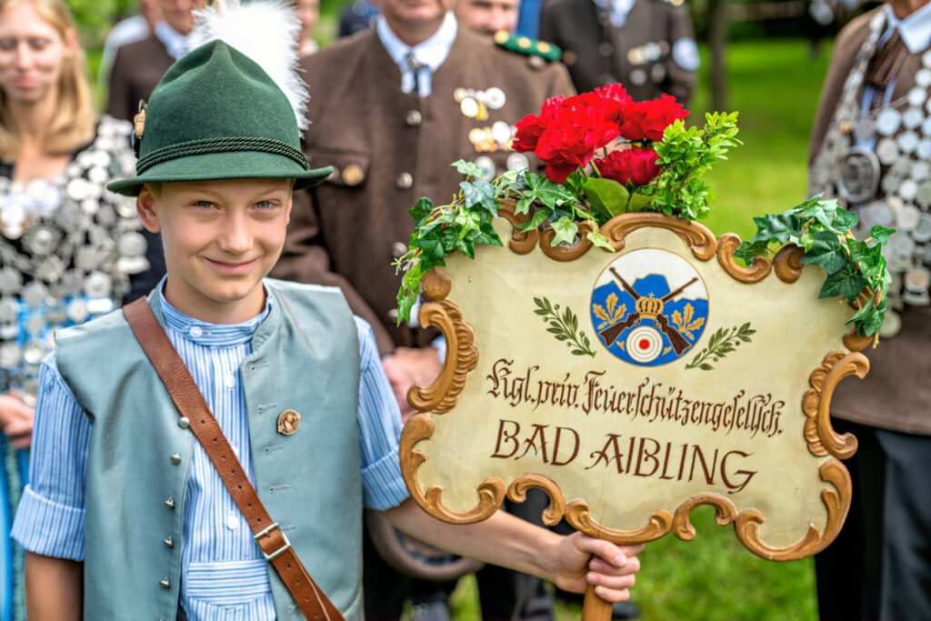 Ein weiterer Tafeljunge mit der historischen Vereinstafel als sichtbarem Zeichen der Tradition.