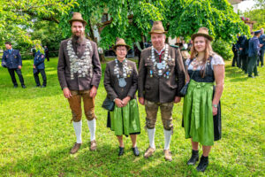 Großer Festsonntag in Siegharting: Feuerwehr und Schützen feiern ihre Jubiläen mit Gottesdienst, Festzug und viel gelebter Gemeinschaft