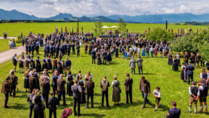 Großer Festsonntag in Siegharting: Feuerwehr und Schützen feiern ihre Jubiläen mit Gottesdienst, Festzug und viel gelebter Gemeinschaft