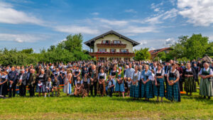 Großer Festsonntag in Siegharting: Feuerwehr und Schützen feiern ihre Jubiläen mit Gottesdienst, Festzug und viel gelebter Gemeinschaft