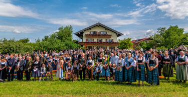 Großer Festsonntag in Siegharting: Feuerwehr und Schützen feiern ihre Jubiläen mit Gottesdienst, Festzug und viel gelebter Gemeinschaft