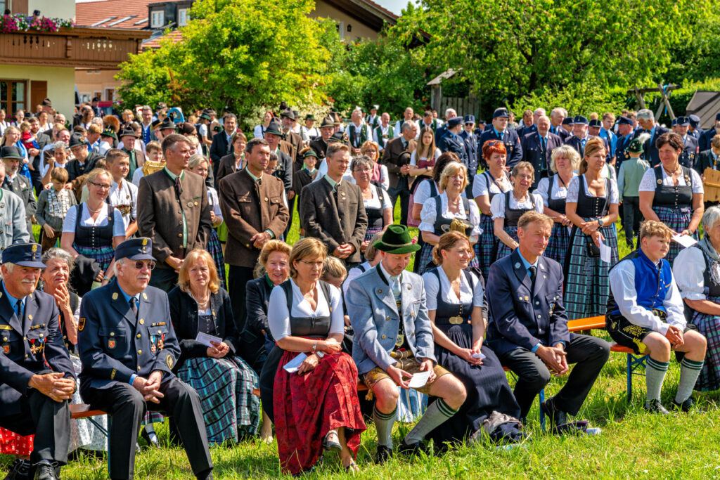Große Beteiligung beim Festgottesdienst in Siegharting: In der ersten Reihe nahmen zahlreiche Ehrengäste Platz, dahinter versammelten sich Feuerwehrleute, Schützen, Vereinsmitglieder und Besucher.