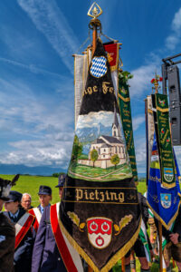 Großer Festsonntag in Siegharting: Feuerwehr und Schützen feiern ihre Jubiläen mit Gottesdienst, Festzug und viel gelebter Gemeinschaft