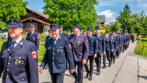Großer Festsonntag in Siegharting: Feuerwehr und Schützen feiern ihre Jubiläen mit Gottesdienst, Festzug und viel gelebter Gemeinschaft