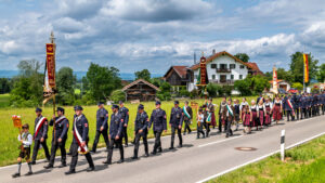 Großer Festsonntag in Siegharting: Feuerwehr und Schützen feiern ihre Jubiläen mit Gottesdienst, Festzug und viel gelebter Gemeinschaft