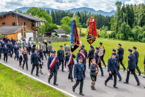 Großer Festsonntag in Siegharting: Feuerwehr und Schützen feiern ihre Jubiläen mit Gottesdienst, Festzug und viel gelebter Gemeinschaft