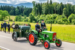 Großer Festsonntag in Siegharting: Feuerwehr und Schützen feiern ihre Jubiläen mit Gottesdienst, Festzug und viel gelebter Gemeinschaft