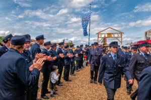 Großer Festsonntag in Siegharting: Feuerwehr und Schützen feiern ihre Jubiläen mit Gottesdienst, Festzug und viel gelebter Gemeinschaft