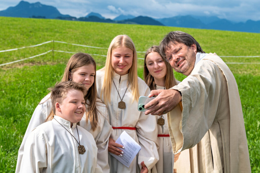 Gemeindereferent Tobias Gaiser nutzte den Moment für ein Selfie mit den Ministranten – ein sympathischer Augenblick am Rande des Festgottesdienstes in Siegharting.